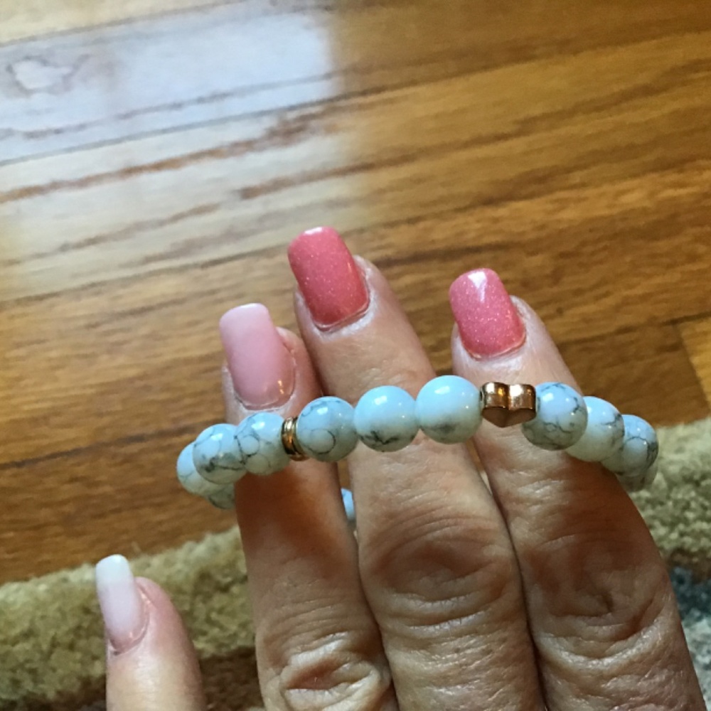 Boutique Howlite set of 4 beaded bracelets in goldtone with tassel accent NWT - Picture 6 of 9